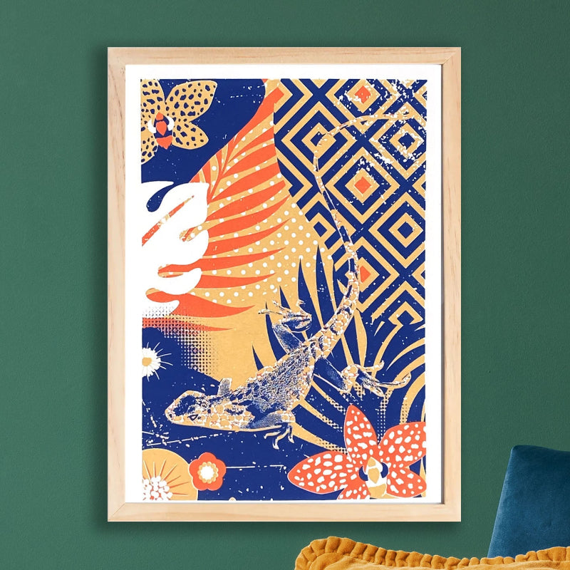 Sérigraphie artisanale « Cache-Cache » – tirage d’art 3 couleurs dont jaune pailleté, représentant un lézard caché dans les herbes hautes, œuvre faite main en France pour décoration murale naturelle.