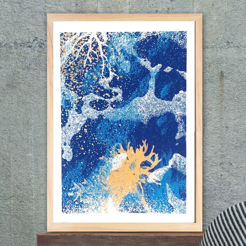 Sérigraphie artisanale « Flot » – tirage d’art 3 couleurs imprimé à la main en France, œuvre inspirée du mouvement de l’eau, décoration murale contemporaine et apaisante.